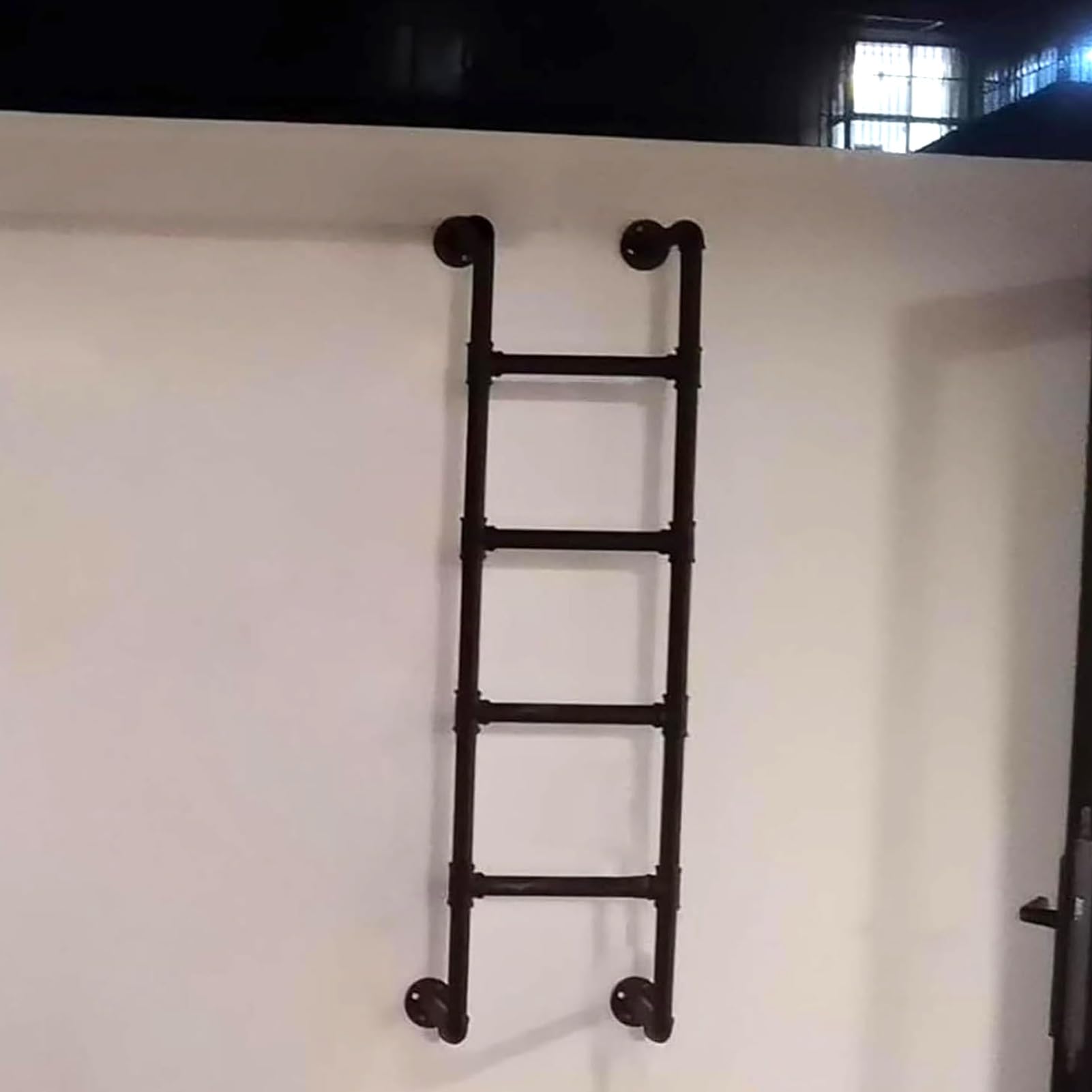 Escalera de emergencia para escalada de incendios en pared de sótanos y áticos