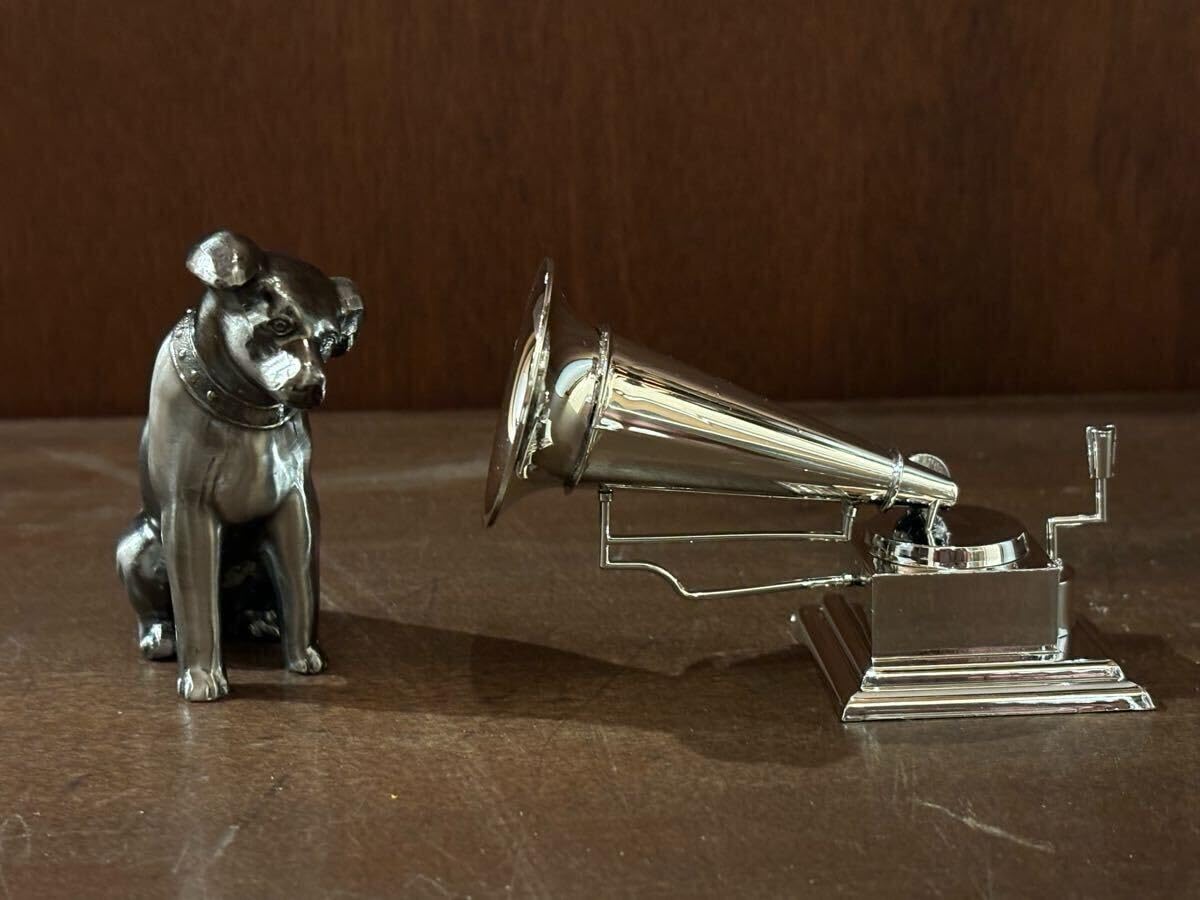 【新品未使用】ビクター犬　ニッパーと蓄音機 Amazon.co.jp: Victor ビクターマークのニッパー蓄音機 置物