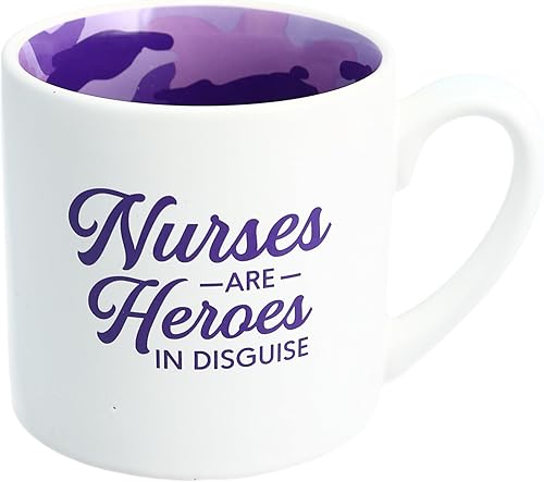 Pavilion Gift Company - Enfermera - Taza de té de café de camuflaje morado de 15 onzas, color blanco