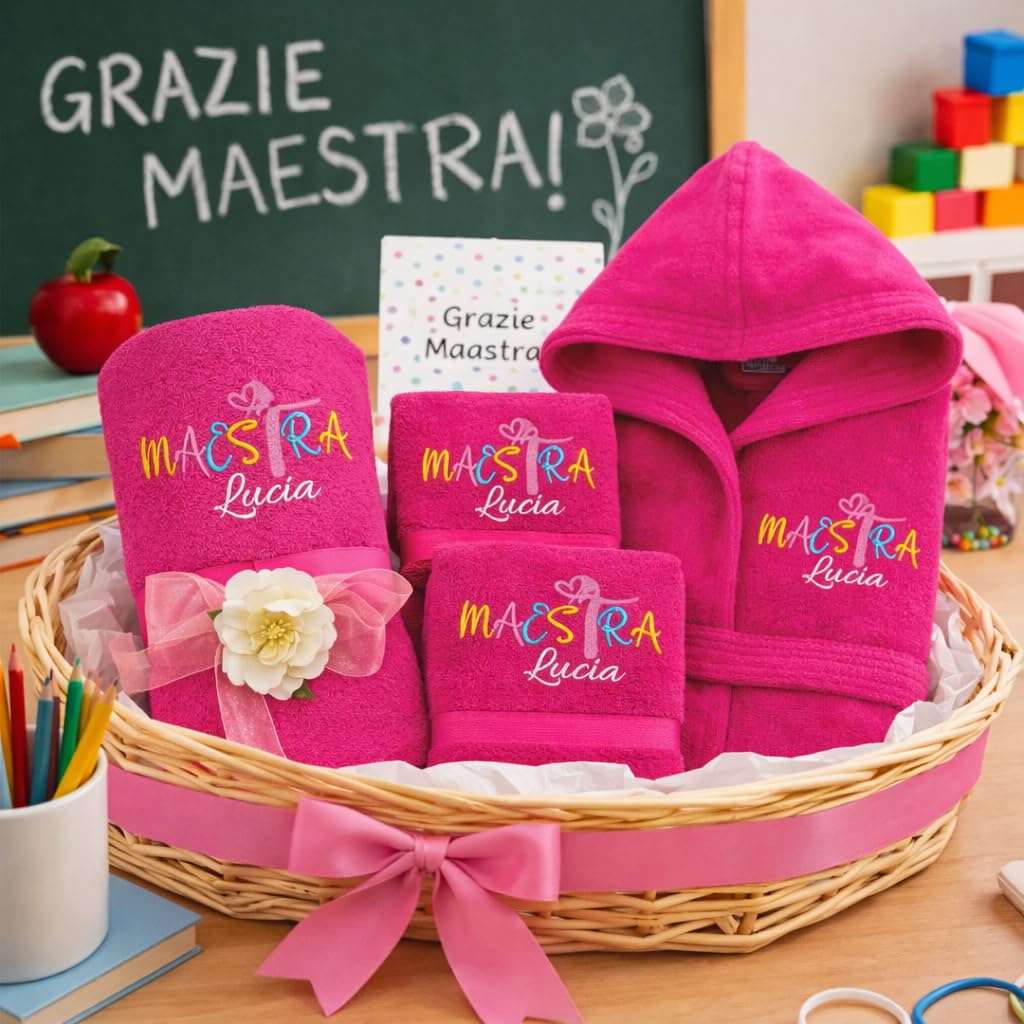 D&Vlab Kit Set Completo asciugamani da bagno 4 pezzi Telo viso bidet Accappatoio personalizzato con Nome Maestra Ricamato - Idea Regalo fine anno Scolastico ''SKETCH'' (FUCSIA)