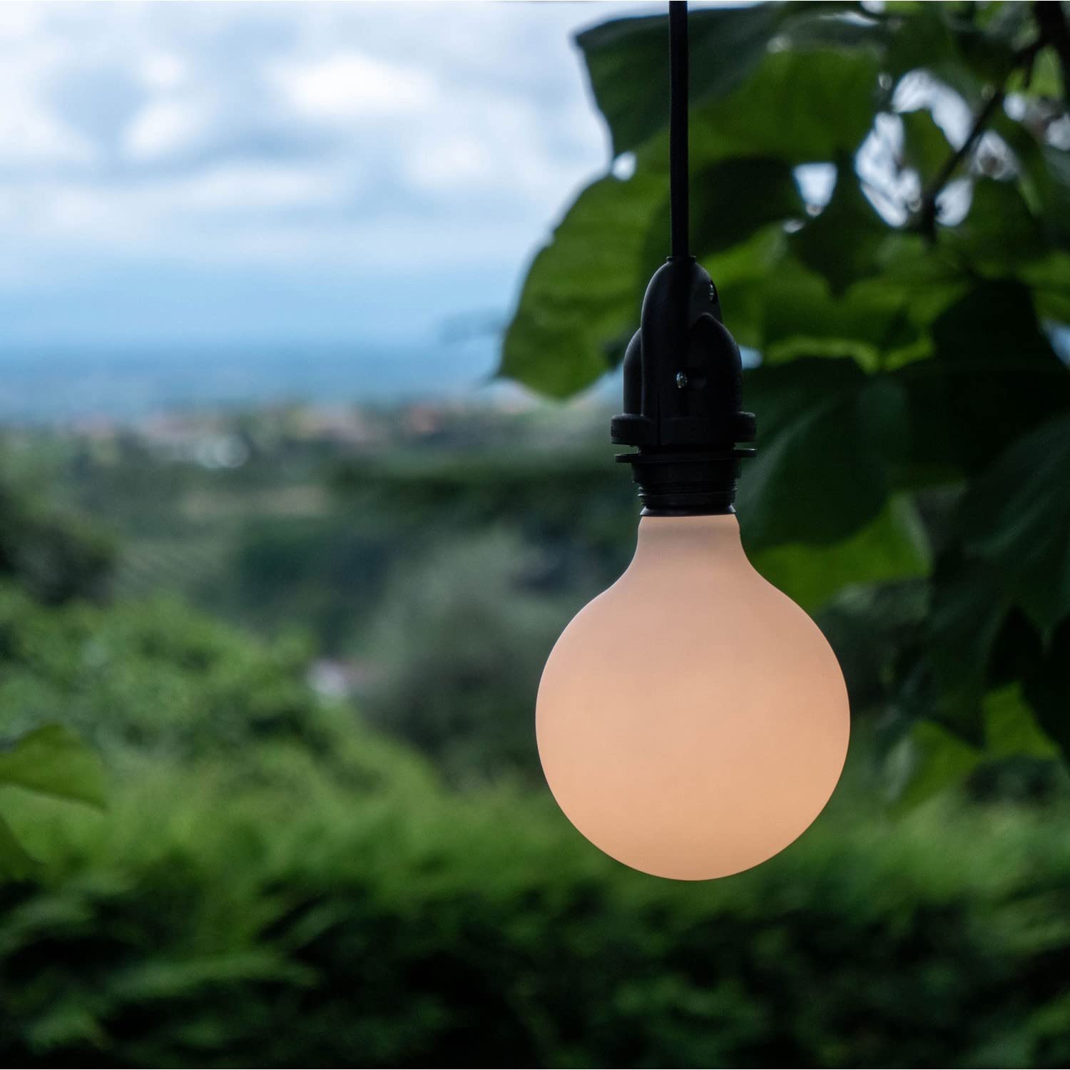 Creative Cables EIVA Outdoor-Pendelleuchte – IP65 Wasserdicht, Mit 1,5 M Textilkabel & Silikon-Baldachin, Inkl. Glühbirne, Eisgrau