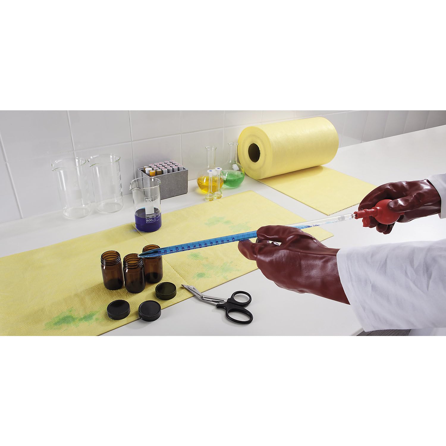 kaiserkraft | BASIC Bindevlies | Tücher mit Warndruck, für Chemikalien, 500 x 400 mm, VE 100 Stk