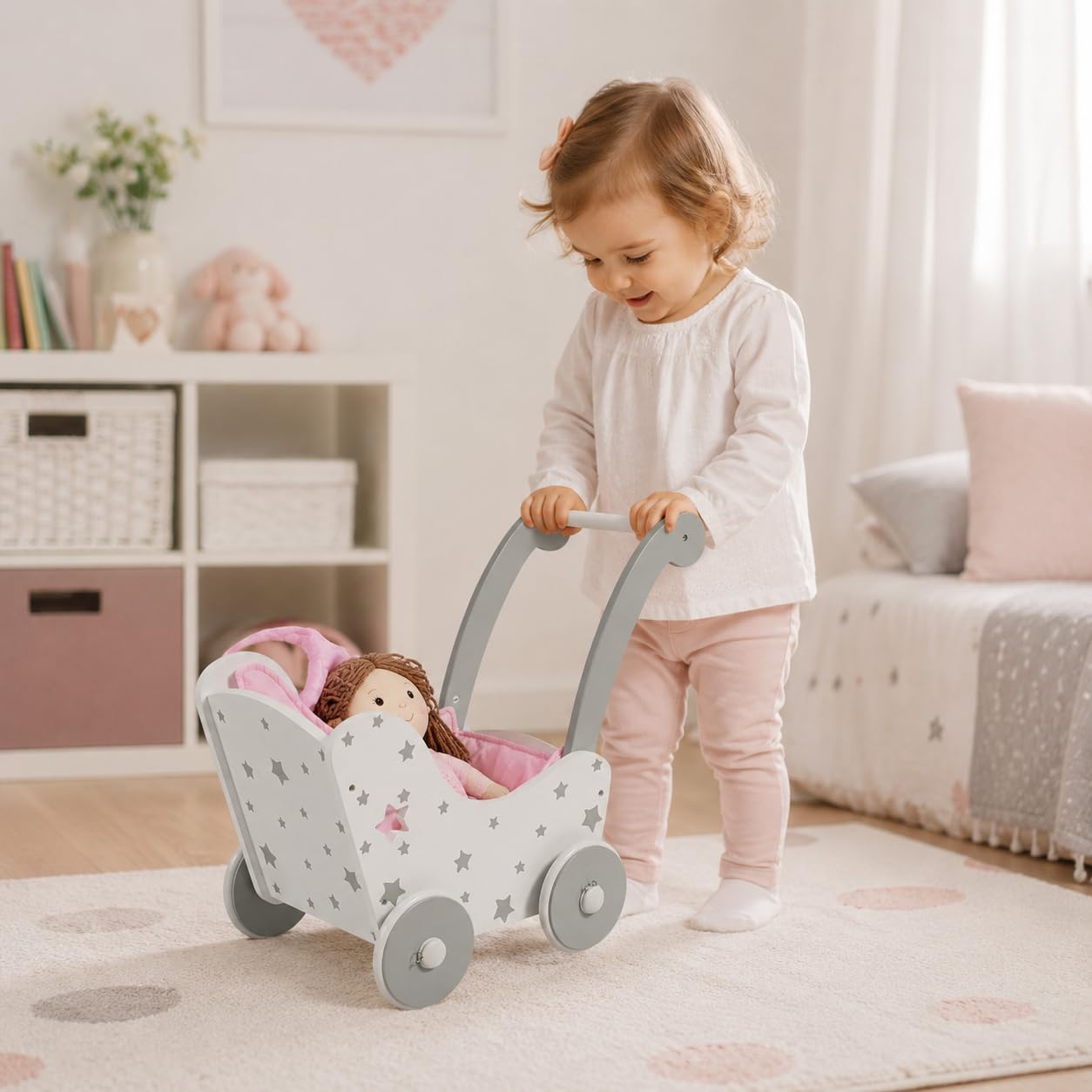 Bayer Chic 2000 Holz-Puppenwagen | Stars grau | Für Puppen bis 54 cm | Stabiler Puppenwagen aus Holz. Idealer Begleiter für Kleinkinder. Feste Schiebehöhe: 43 cm. Für Puppen bis 54 cm.