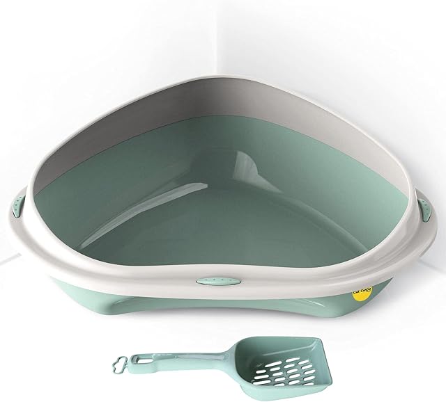 CAT CENTRE Green Large Corner Cat Open Litter Tray With Scoop Bundle Kitten Pet Toilet Plastic Loo Pan Box Anti-Spillage Lowered Entry Step Rounded Corners Detachable Rim Easy Cleaning No Spilling