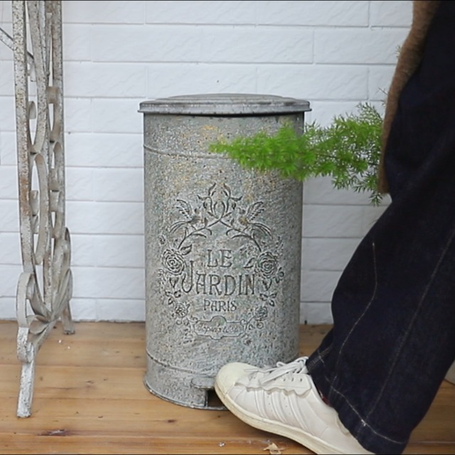 Image of Retro Outdoor Trash Can with Lid 17L /4.5 Gallon Waste Container with Pedal Garbage Poop Bin Kitchen Waste Bins Touchless Bathroom Garbage Can Room Park Garden Decor