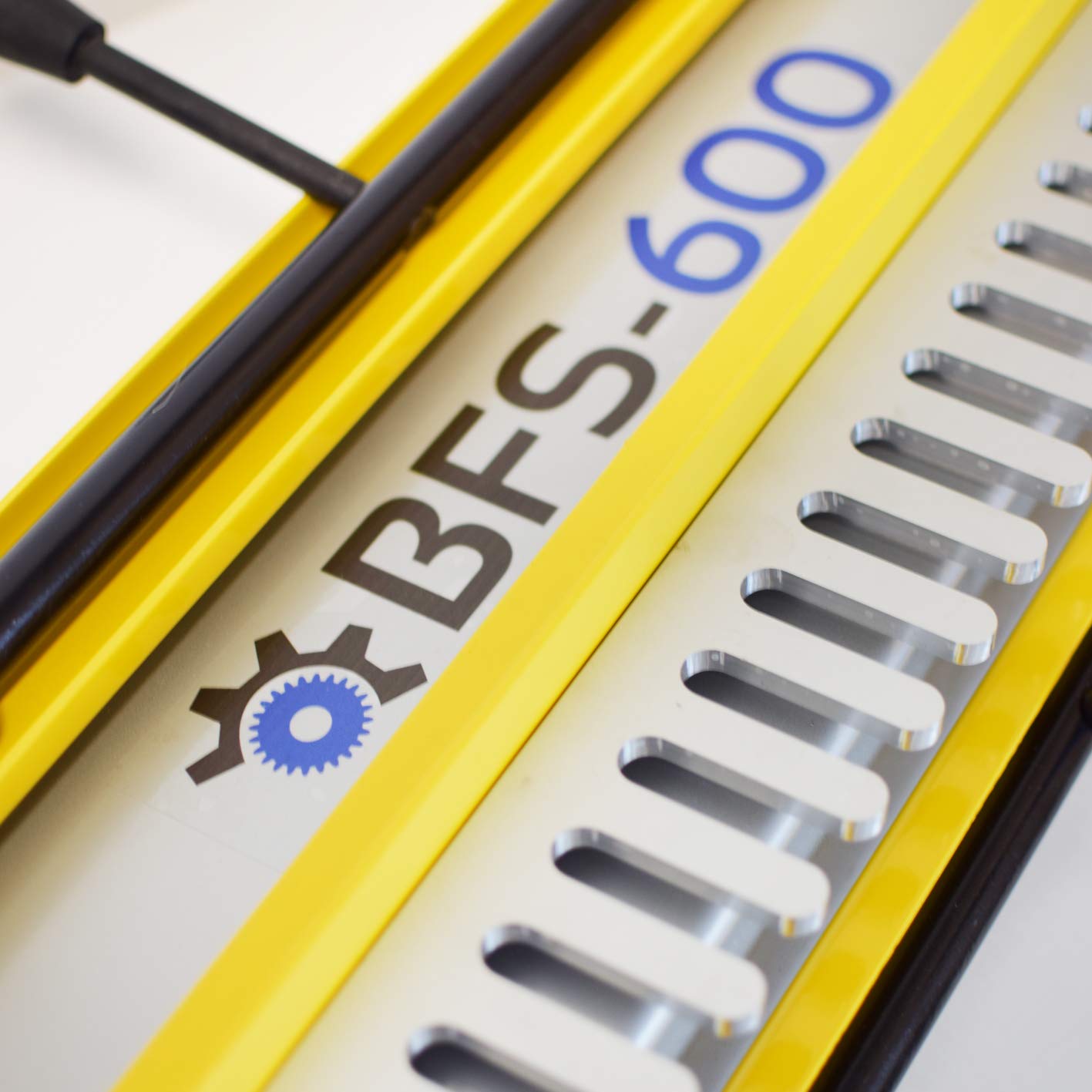 BAMATO Zinkenfräsgerät BFS-600 | 600 mm Arbeitsbreite | Inkl. 12,7 mm Schablone & Fräser | Vorrichtung für Schwalbenschwanzverbindungen | Für Oberfräser