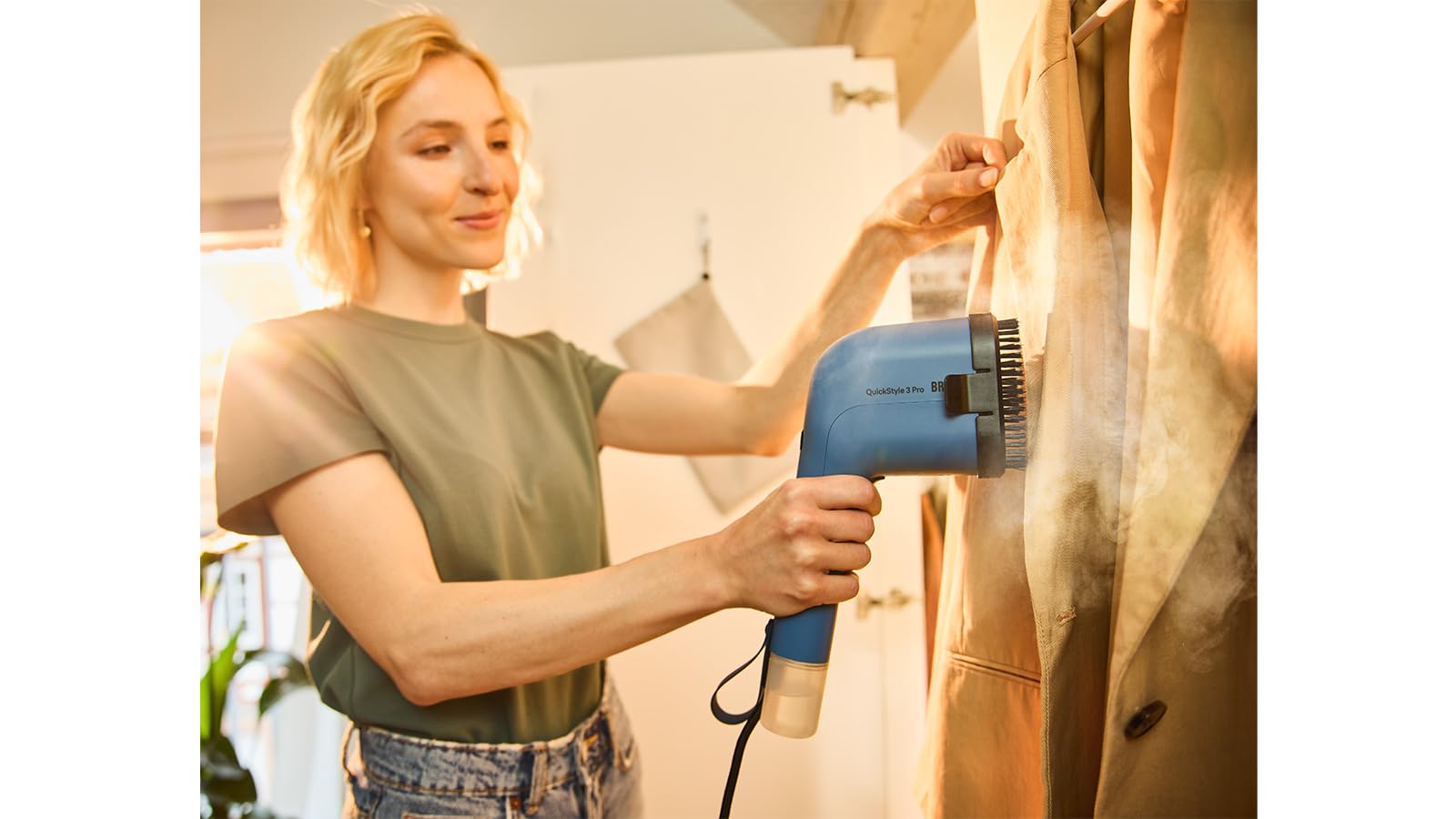 Braun QuickStyle 3 GS3024BL, kompaktowe i lekkie pionowe żelazko, szybkie nagrzewanie, parowiec 22 g/min, wyjmowany zbiornik 120 ml, obudowa termoistniejąca, 1100 W, niebieski