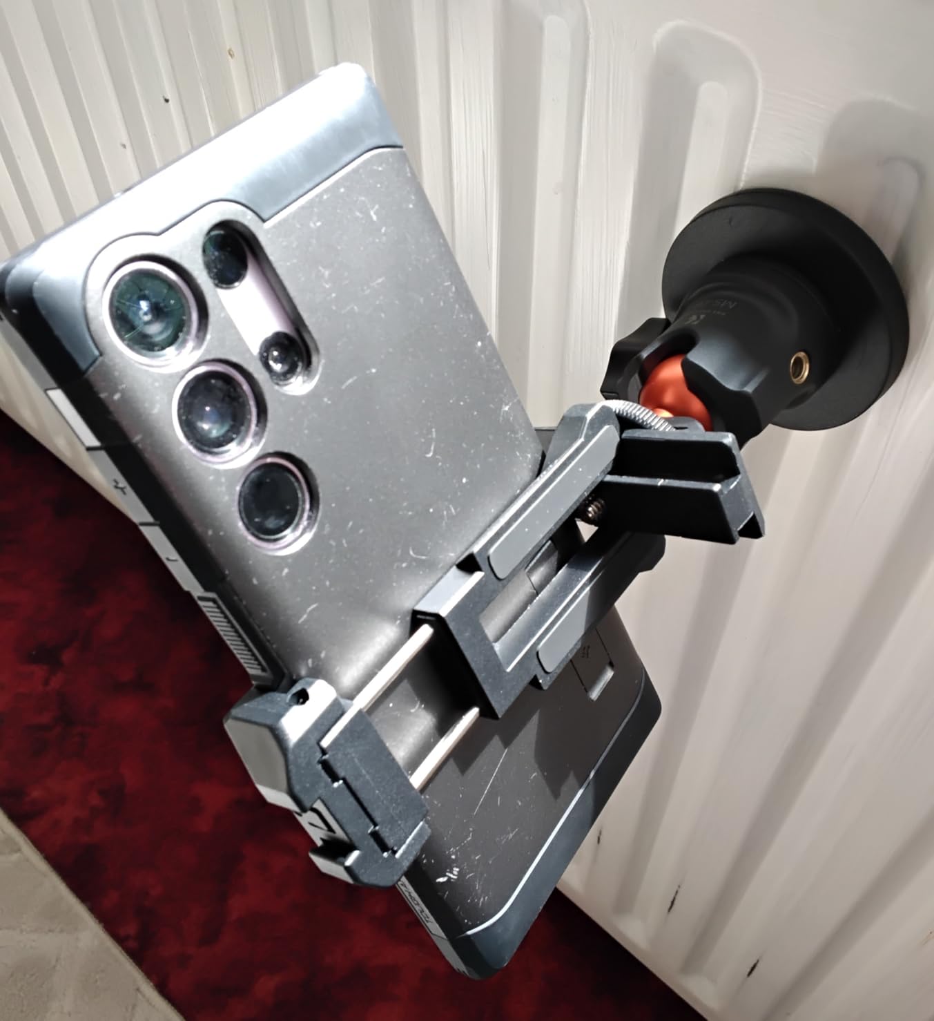 Really strong magnet it's not coming off in use