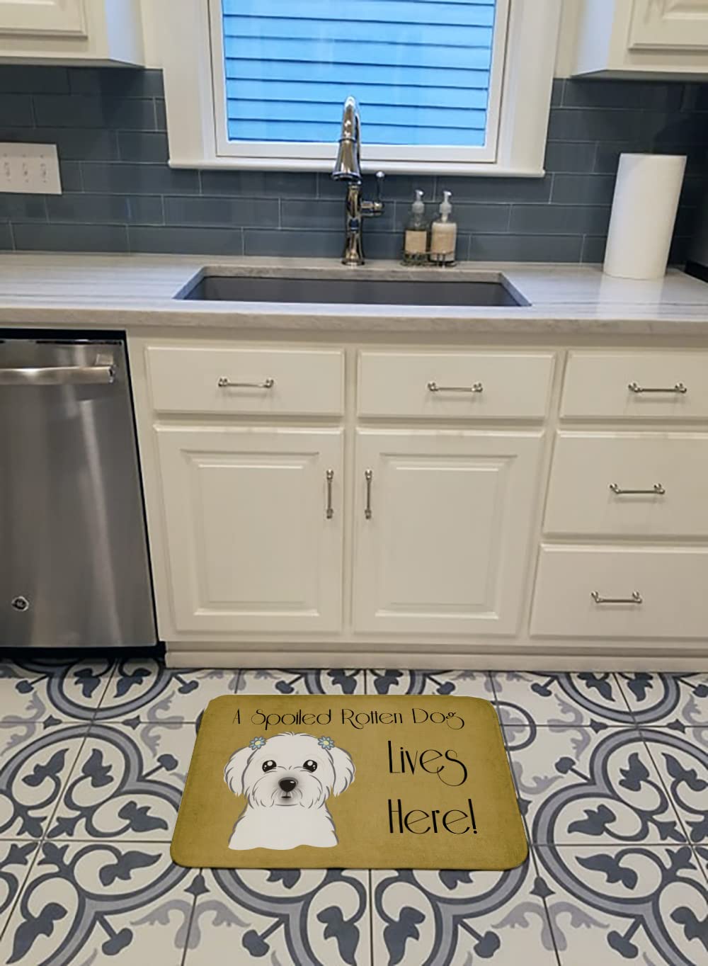 Caroline 's Treasures bb1456rug Malteser Spoiled Dog Lives Here Fußmatte, 48,3 x 68,6 cm Multicolor