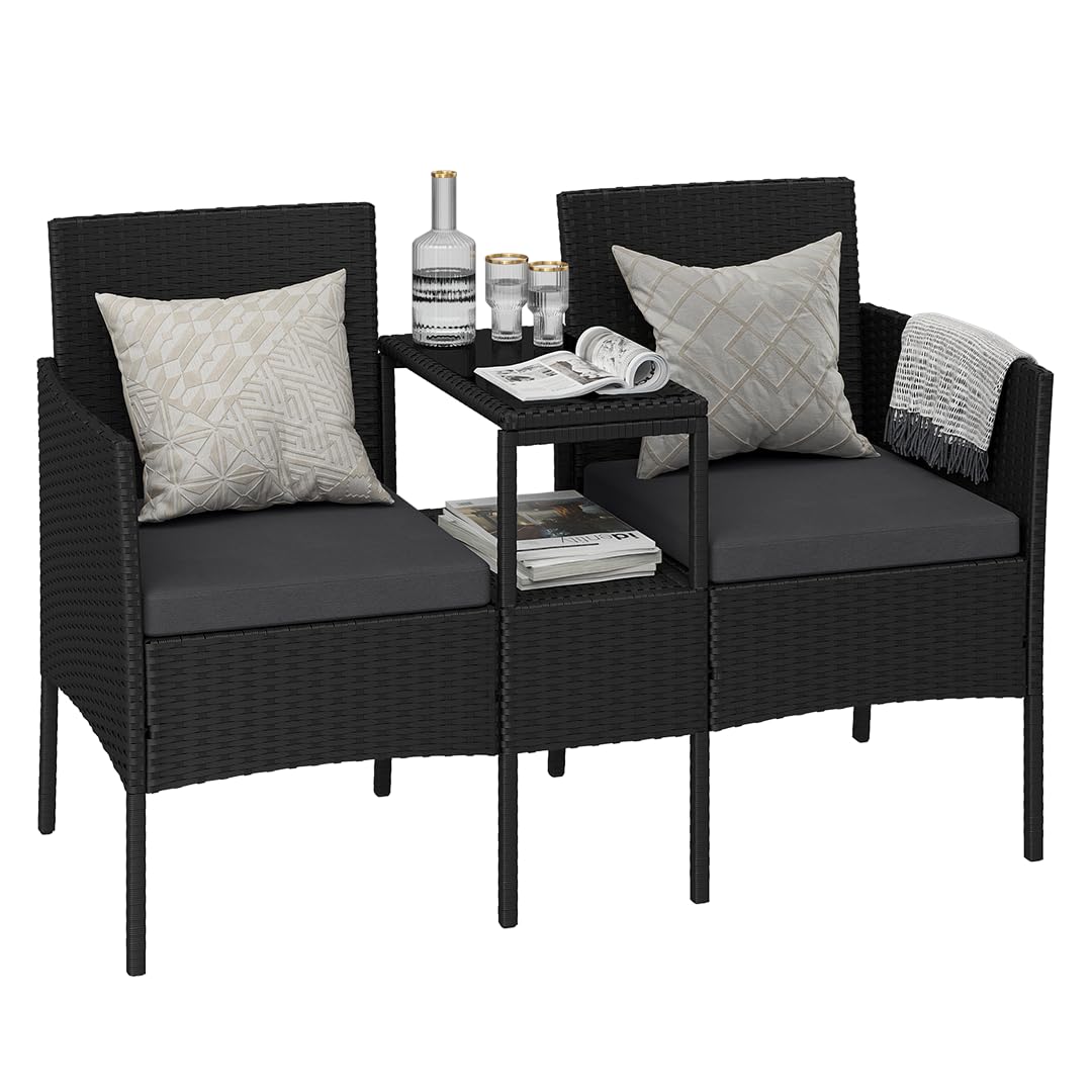 STEELSØN Velara Gartenbank mit integrierten Tisch – Rattan 2er Sitzbank Schwarz inkl. Kissen – Balkonmöbel wetterfest – Terrassen Sitzgruppe bis 320kg – Balkonbank Glas Ablage – Gartensofa