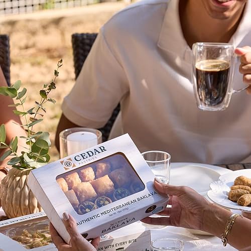 Miniatura 3 de Cedar Pastries Surtido de Baklava de 19 piezas - Caja de regalo de postre mediterráneo - Pasteles filo de pistacho, anacardos y nueces - Dulces
