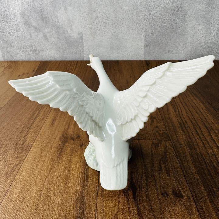 Amazon.co.jp: LLADRO 羽ばたく白鳥 フィギュリン 置物 インテリア