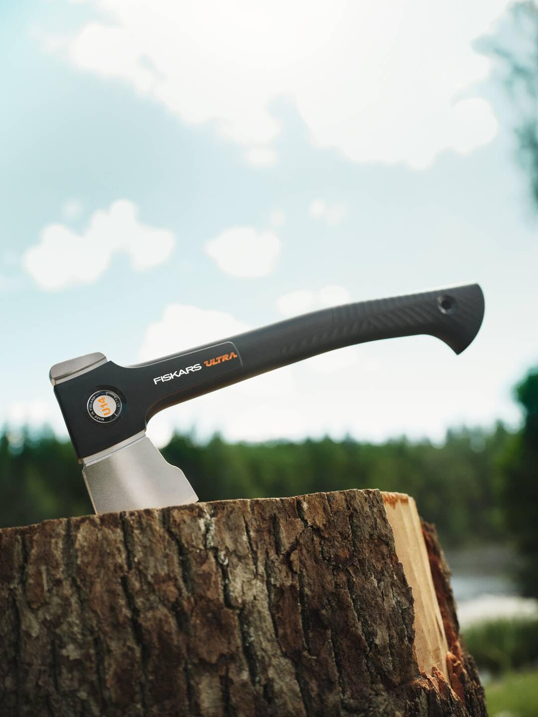 Fiskars Ultra Universalaxt U14, Kompakte Allzweck-Axt für Garten und Outdoor, ToughCoat-Beschichtung, Optimierte Balance, Karbonstahl-Klinge/FiberComp-Stiel, 35,5 cm, Schwarz, 1086010