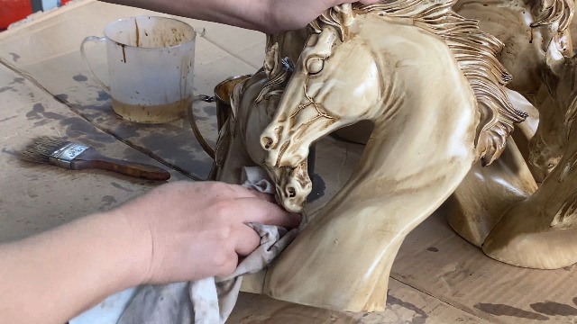 Estatua de Caballos en Forma de Corazón de Resina miniatura 7