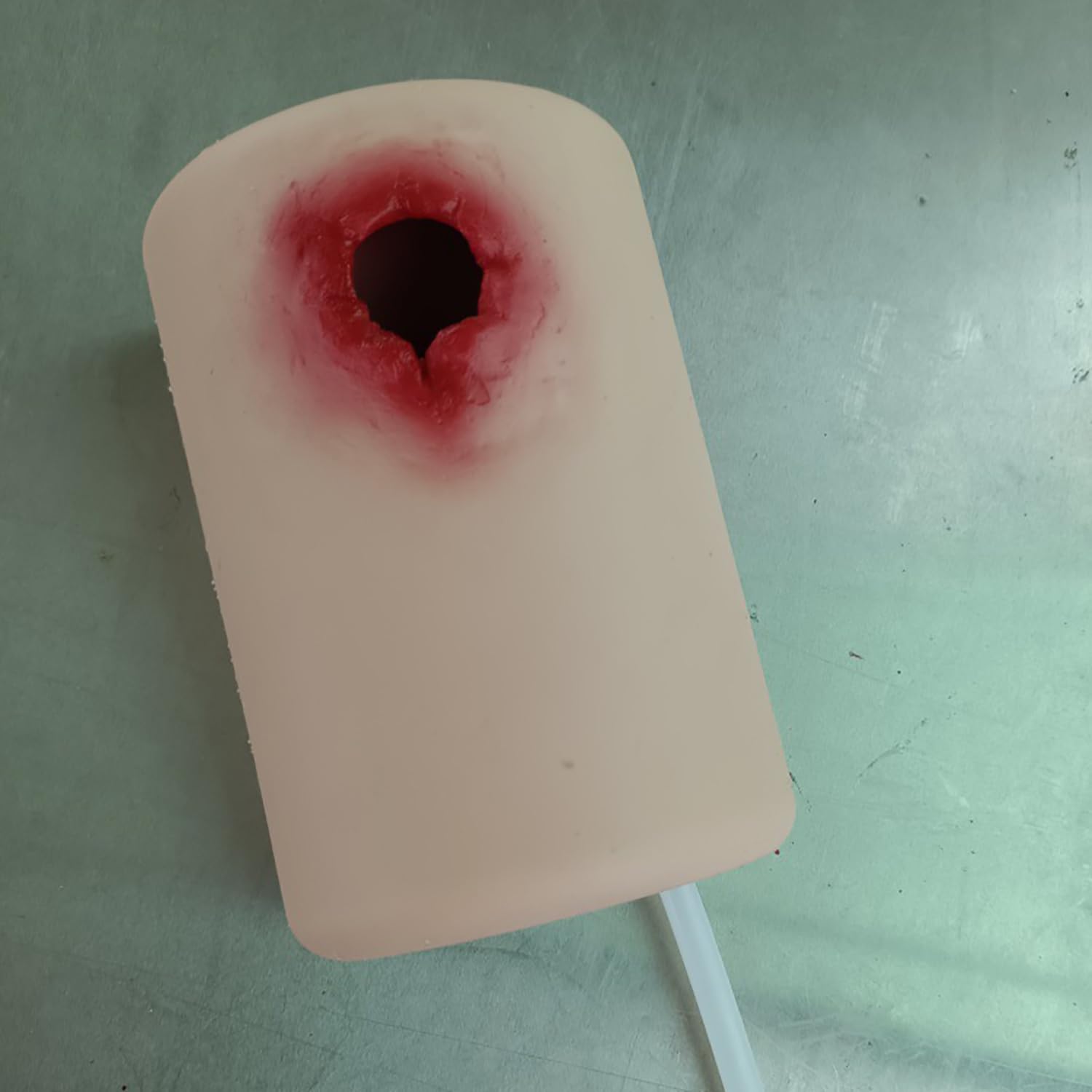 2 rodzaje zestawu do pakowania ran i opaski uciskowej, zestaw treningowy Stop The Bleed, silnie symuluje ranę na udzie i miejsce krwawienia, model szycia do szkolenia, edukacji i demonstracji
