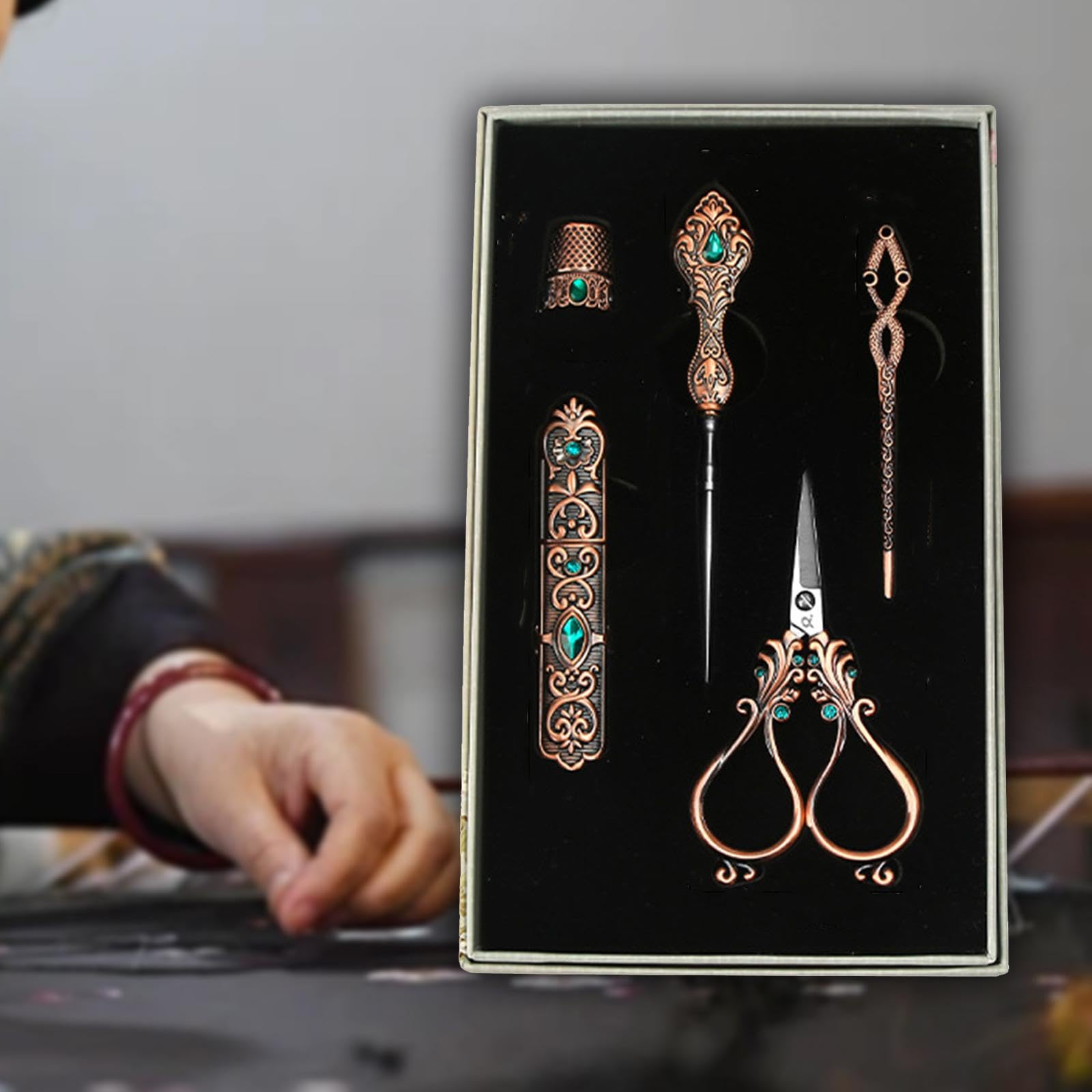 Stickerei Schere Set Nähset Stickwerkzeug Pin Nadelröhrchen Fingerhut Ergonomisch Benutzerfreundlich Klassischer Stil für Heimwerken Basteln Geschenk, Rotbronze