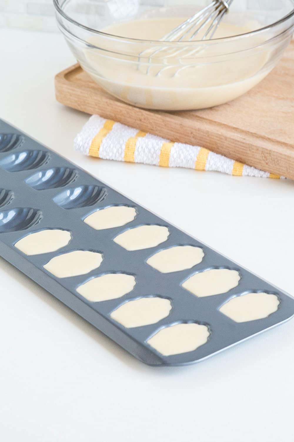 Black Madeleine Mould - 20 Cavity Non-Stick Bakeware -4