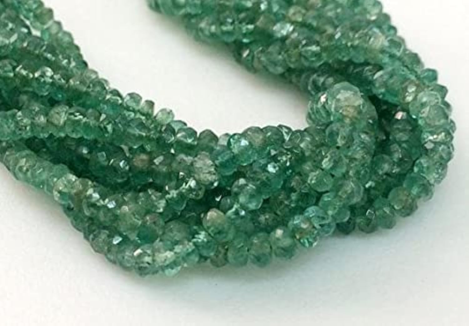 Émeraude naturelle pour création de collier vert chic à porter au quotidien