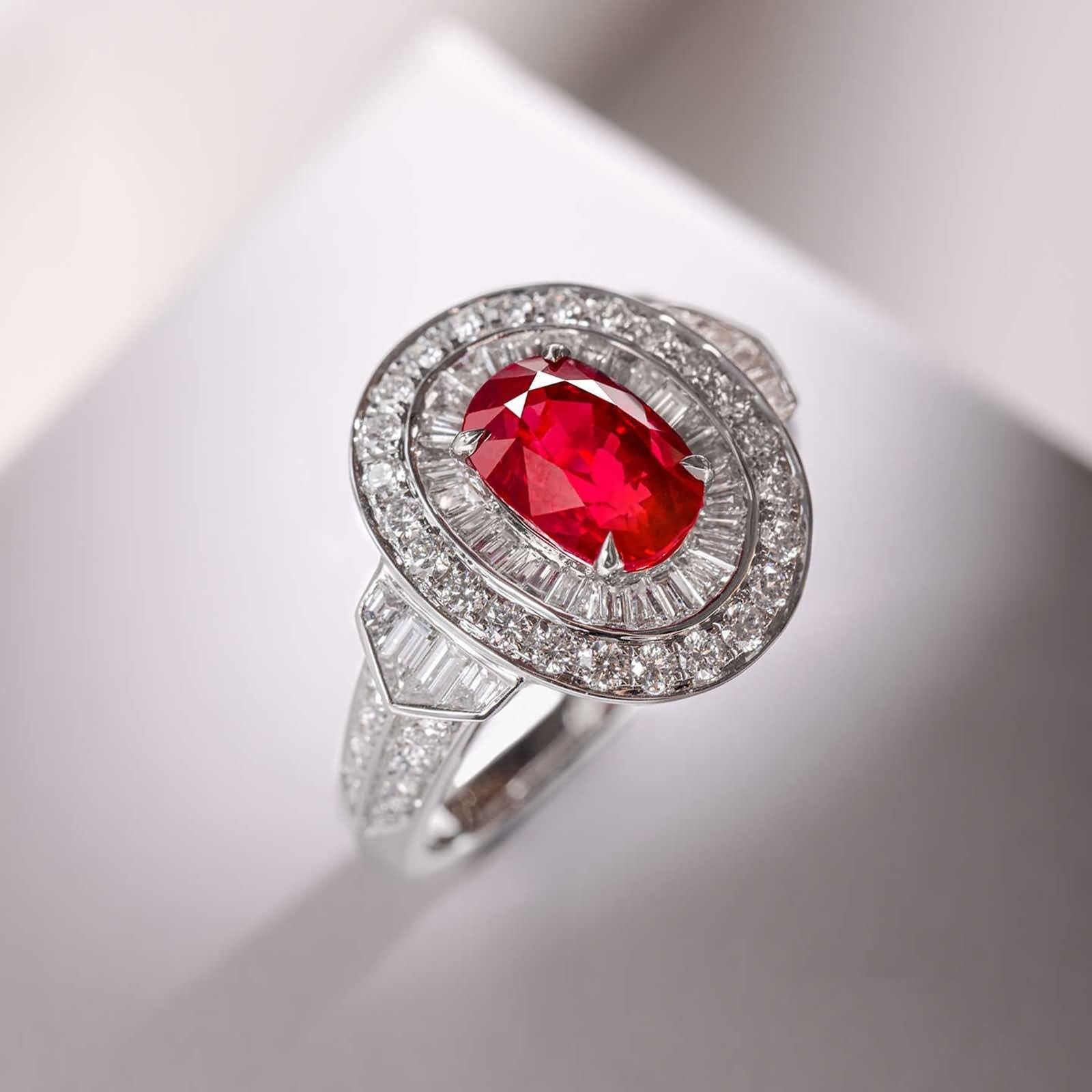 Anello di fidanzamento in oro 9 K/14 K/18 K in rubino sintetico, anello da cocktail con pietra preziosa pavé di lusso per lei, anelli di anniversario con rubino ovale coltivato in laboratorio