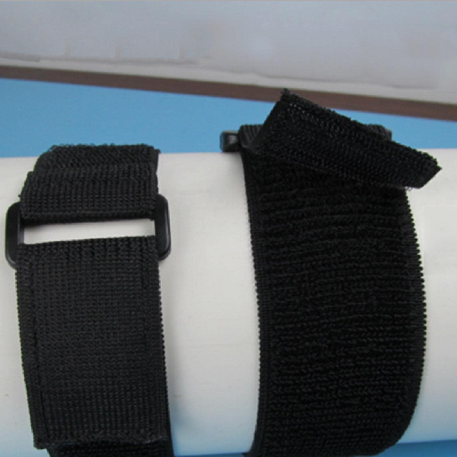 Lot de 18 attaches de câble auto-adhésives durables avec crochet et boucle, sangles de fixation multifonctions pour organiser les câbles et la gestion des câbles - 38 mm x 50 cm