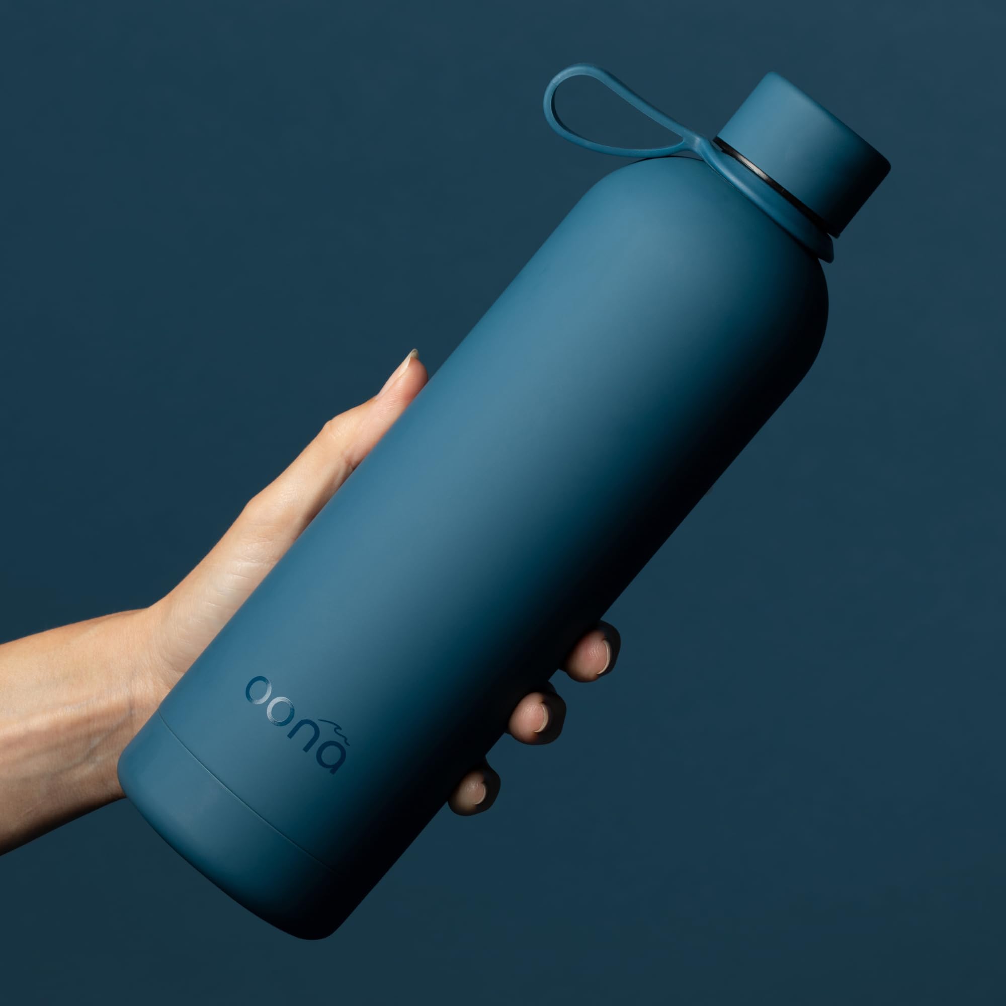 OONA Borraccia termica in acciaio inox, 709,7 g, senza BPA, mantiene caldo o freddo per 12 ore, isolamento sottovuoto a doppia parete e passante per il trasporto (blu notte)