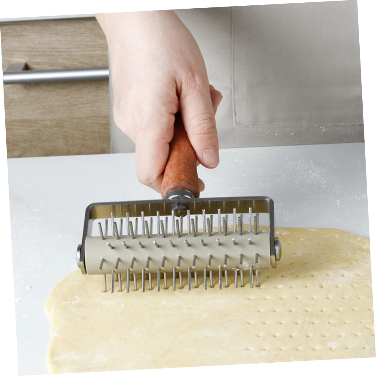 Pizzateigroller aus Edelstahl und Holzgriff mit Nadeln zur Vermeidung von Teigbläschen für Pizzabacken und Teigvorbereitung Zuhause