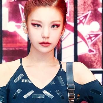 Amazon.co.jp: イェジ直筆サイン入り超大型写真…YEJI…イッチ（ITZY