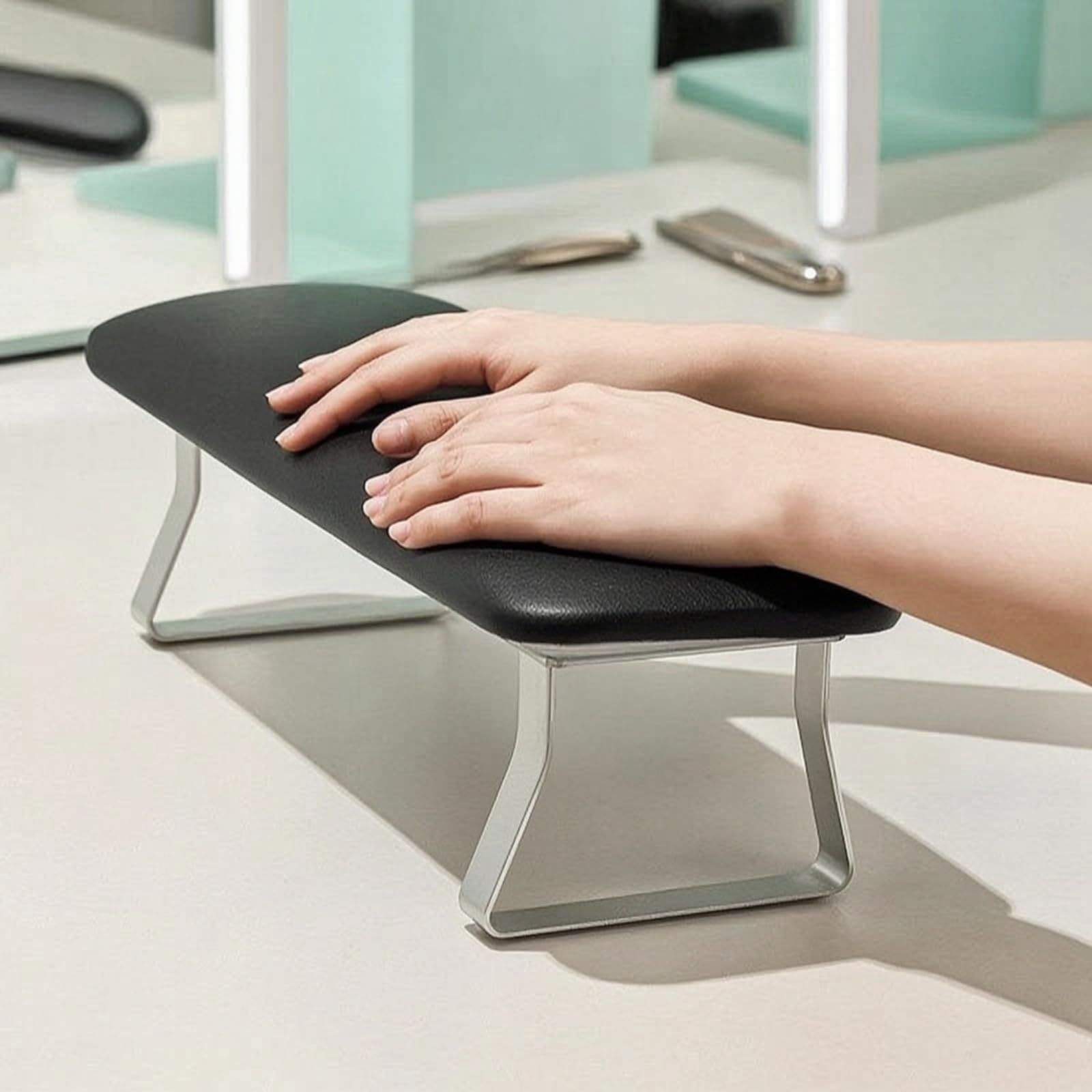 Amagogo Cuscino Pieghevole Poggiapolso Manicure Poggiabraccio Supporto Unghie Poggiapollice in Pelle PU Pulizia Rapida Struttura Acciaio Oscillazione Piano Imbottito Adatto a Estetista Banco Lavoro