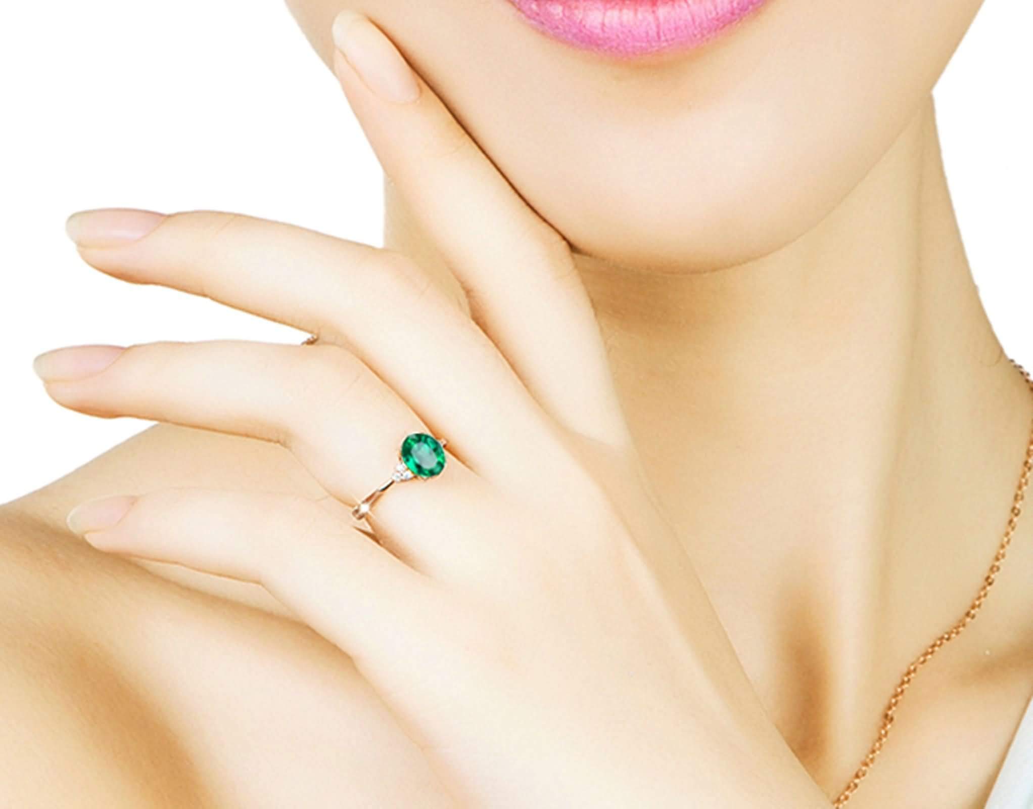 Anello Fedina Donna Oro 9 Kt / 14 Kt / 18 Kt, 4 Griffe Ovale con Smeraldo Sintetico e Moissanite, Anelli Fedi Nuziali di Verde Oro Donna
