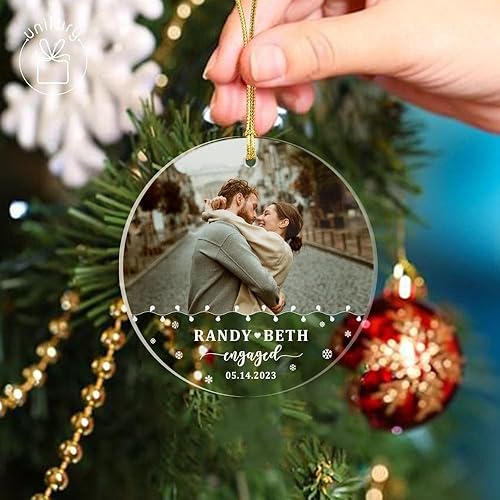 Miniatura 3 de Unifury Adorno de Navidad de compromiso acrílico personalizado 2024 – Regalo perfecto para parejas, adornos de Navidad, compromiso, primer adorno de