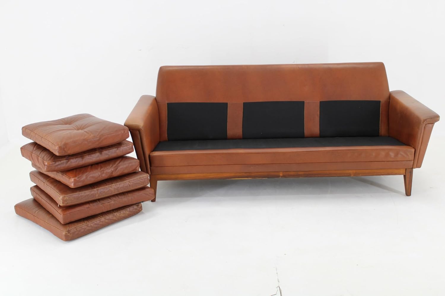 Retro Style Brown Leather Sofa, Three-Seater Leather Sofa for The Interior Living Room, Entertaining Guests
