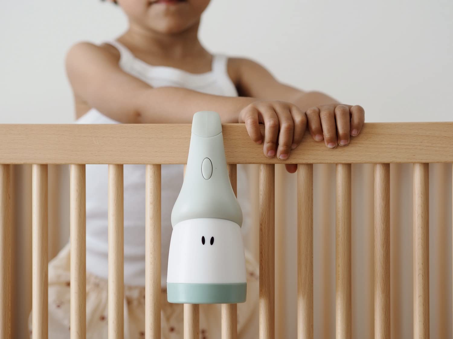 Beaba Lampka nocna dla dzieci/niemowlęcia, przenośna bezprzewodowa, Ewolucyjna w Latarkę, miękkie światło, ergonomiczna konstrukcja: Przyczepia się do uchwytów, łóżko z drążkiem, długa żywotność 90 godzin, Latarka Pixie, szałwiowa zieleń