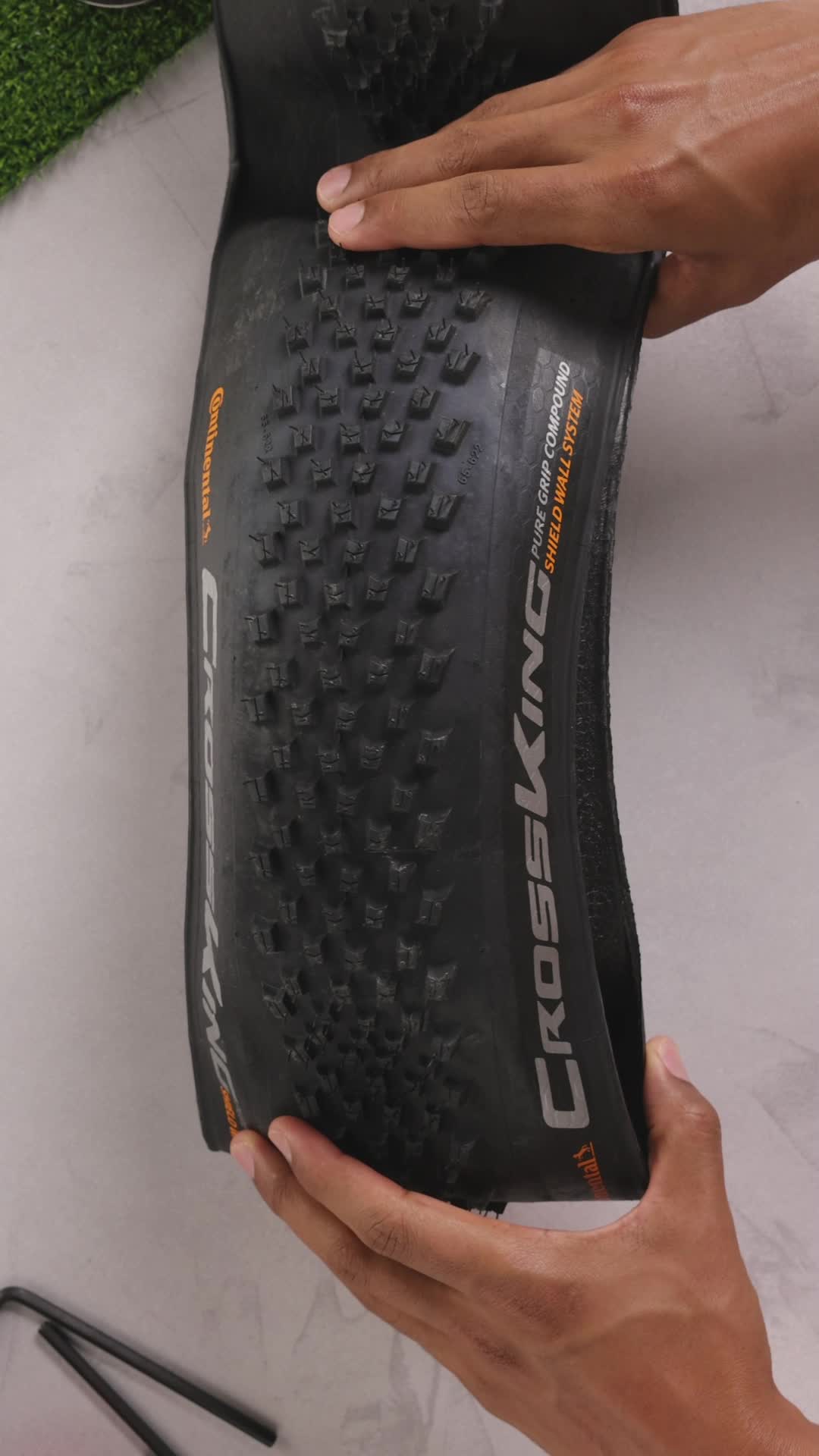 Pneu VTT Continental Cross King - 26x2.2, Tubeless Ready, ShieldWall, Noir (neuf)