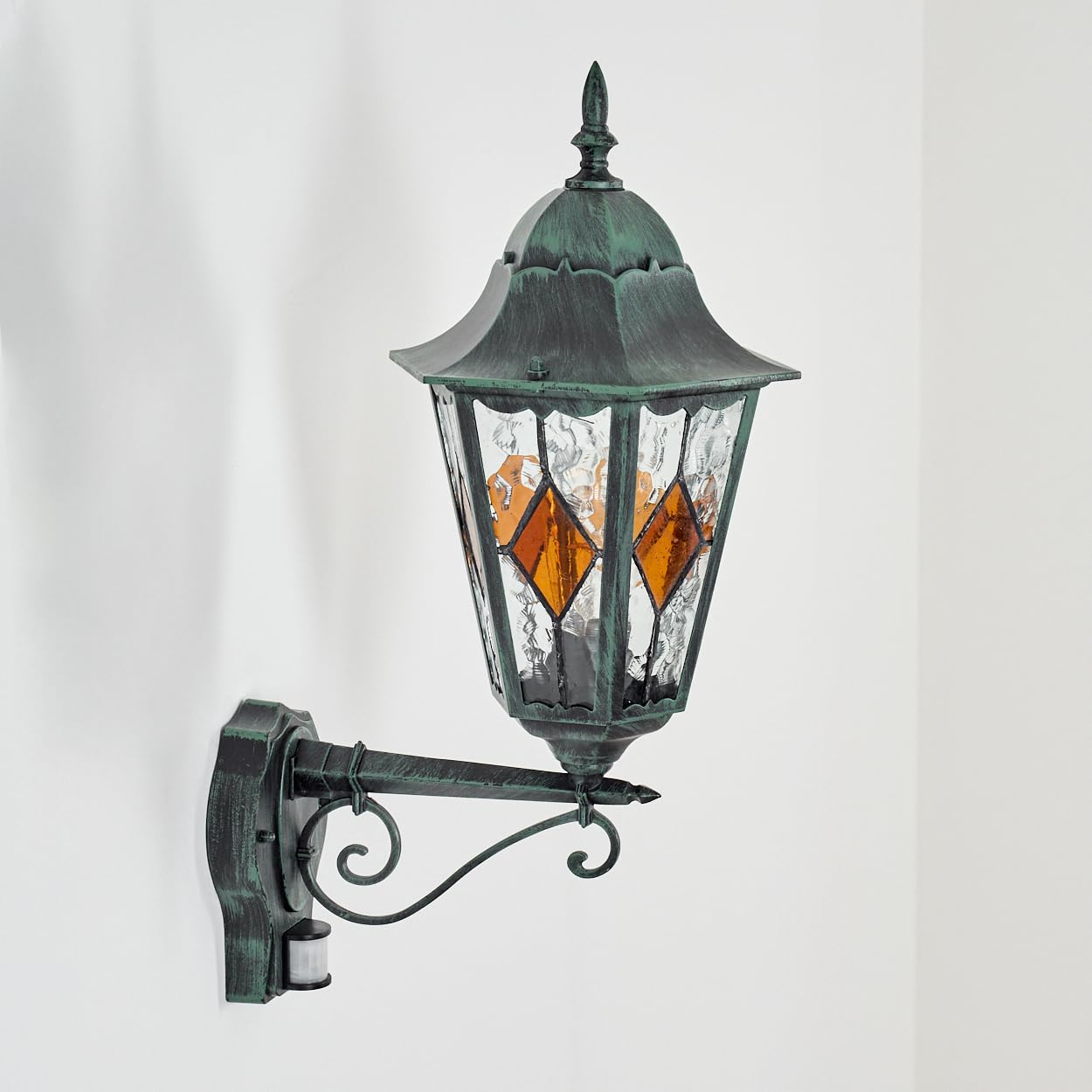 HOFSTEIN Außenwandleuchte Hongkong, Außenwandlampe mit Bewegungsmelder aus Metall/Glas in Schwarz/Grün/Klar/Orange, Wandleuchte außen Vintage/Antik/Landhaus, E27, IP44, Garten, Außenbereich, Haustür