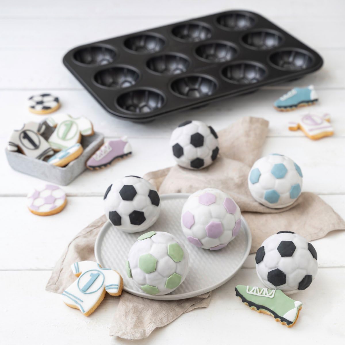 Zenker 62291 Moule à muffins 12 empreintes en forme de ballon de football, moule à gâteaux ballons de foot, Acier inoxydable, 38,5 x 26,5 x 3 cm