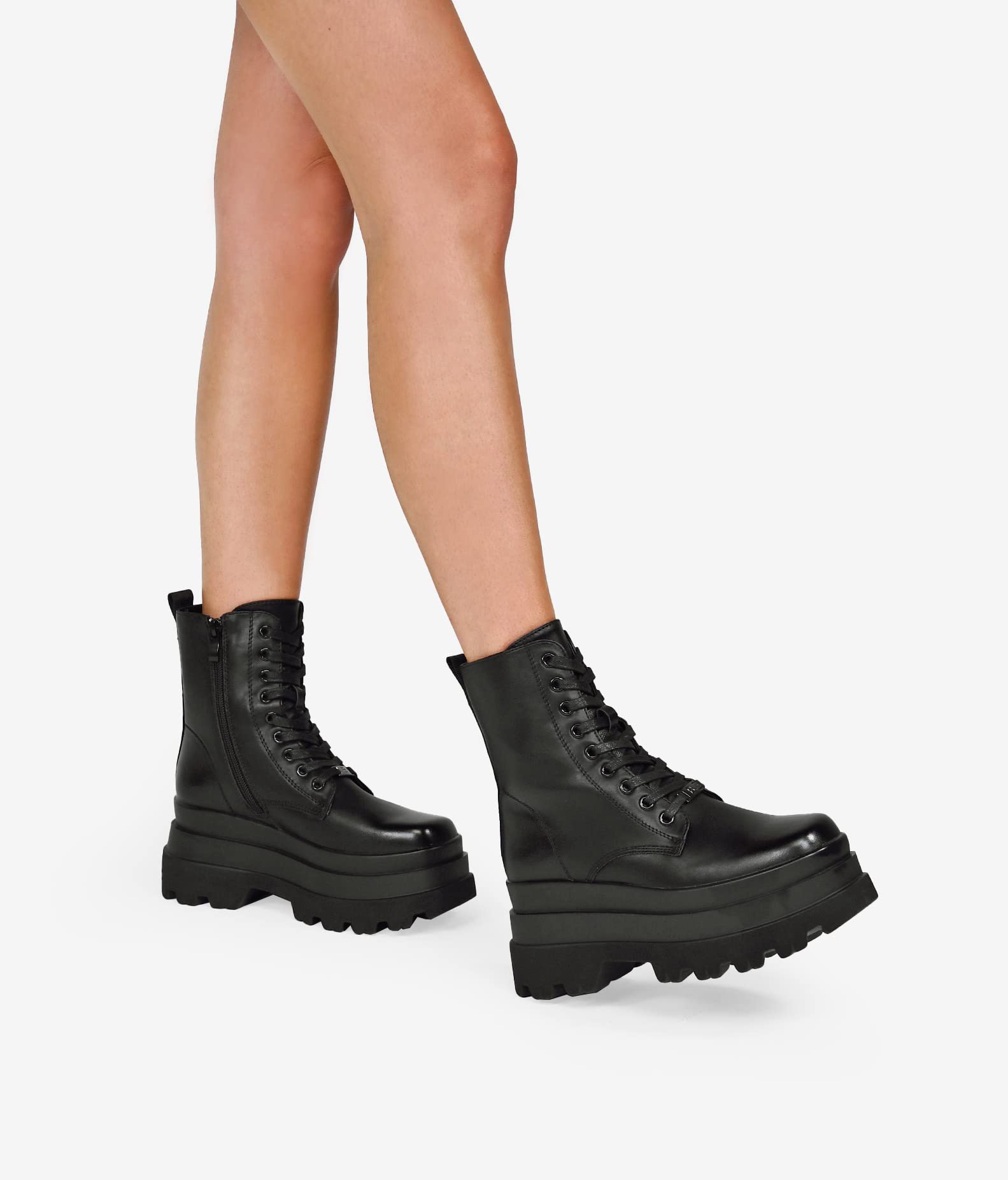 BOSANOVA Botines Militares confeccionados en Piel Vegana con Doble Plataforma y Suela Track. Cierre con Cremallera y Cordones. Calzado para Mujer