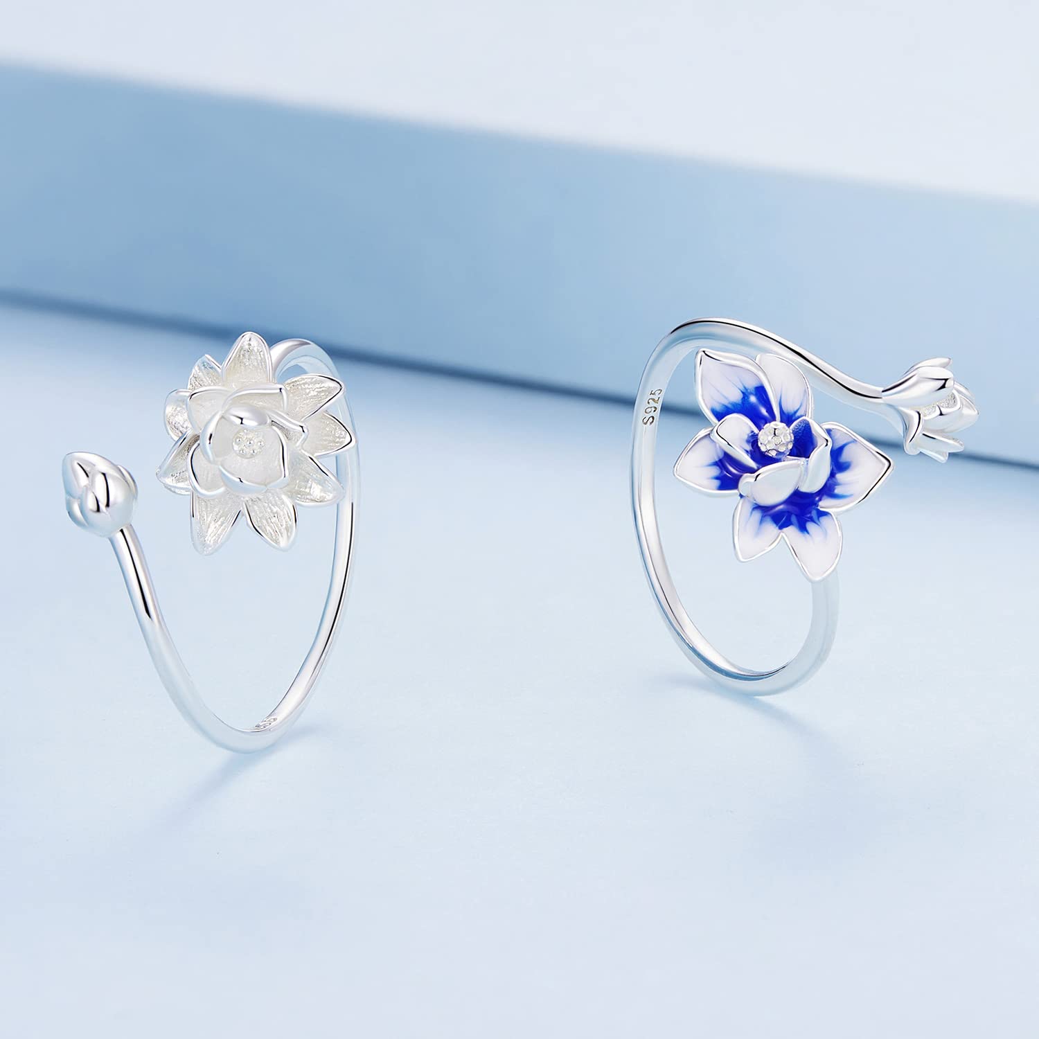 Anillo ajustable de plata de ley S925 con diseño de flor abierta para mujeres y adolescentes.