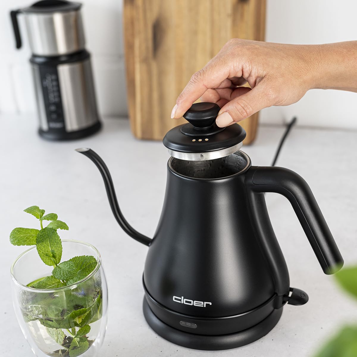 Cloer 4960 Hervidor de Agua, con Cuello de Cisne, 0.8 Litros, 1000 Vatios, Indicador de Nivel de Agua, Protección contra el Sobrecalentamiento y la Ebullición en Seco, Negro, de Acero Inoxidable