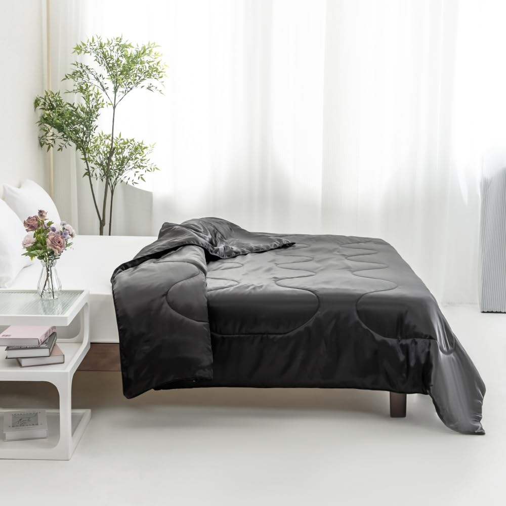 Mateju Silk Satin Coverless Duvet for Summer King Double Single,Cool Quilt Blanket Cosy and Lightweight Quilt, Soft and Comfortable Duvet Ideal for Bedspreads Throw (Black,220x240cm)