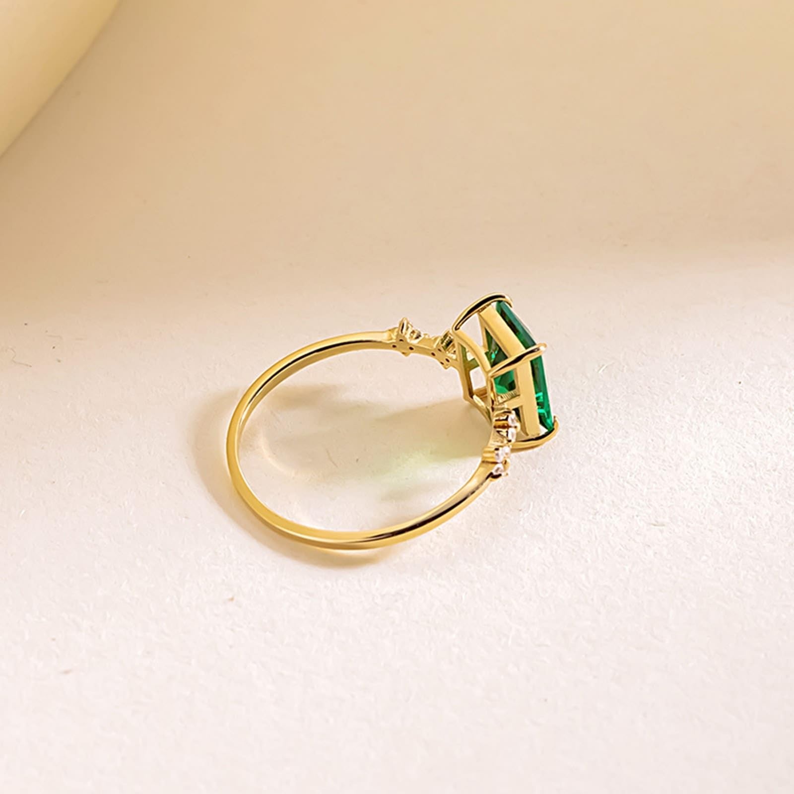 Wycian Anello nuziale singolo, in oro giallo, con zirconi, misura 45 (14,3), con zirconi verdi rettangolari, personalizzabile, per donna e anniversario