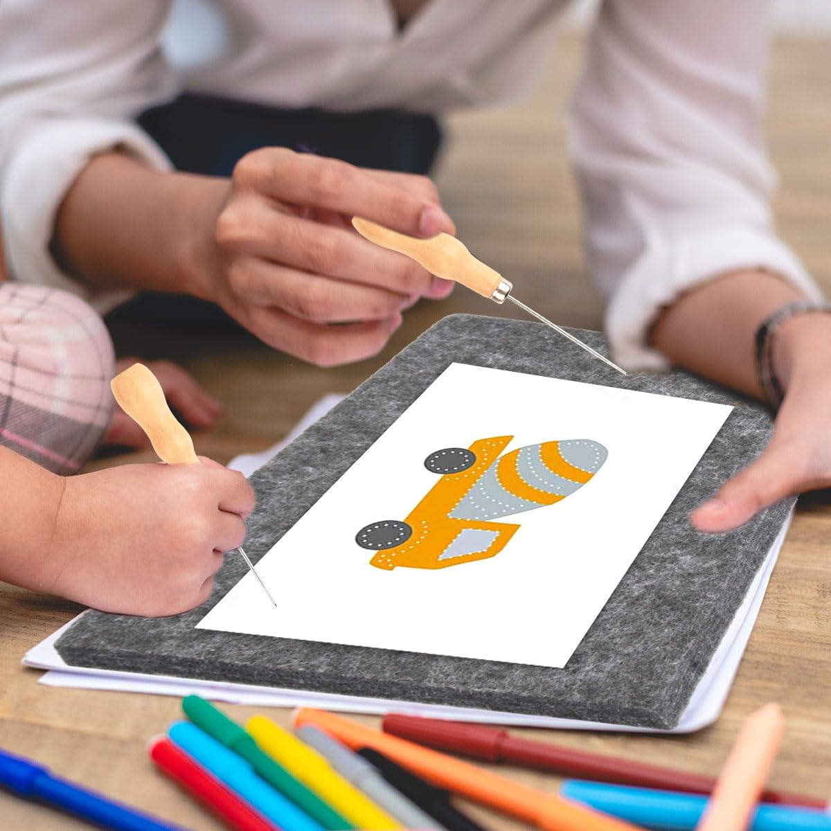 FOCCTS 10 Kit Poinçon pour Enfant et Adultes –10 Aiguilles à Piquer et 10 Tapis feutrés-Développe la Concentration et la créativité grâce au Bricolage- Piquage Picotage, Poinçonnage Maternelle