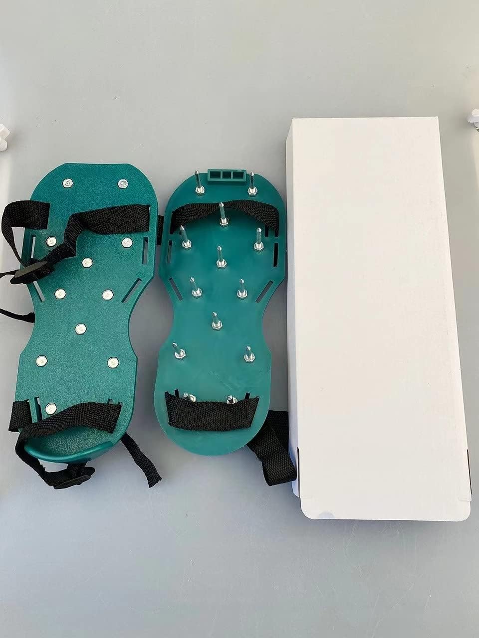 Lawn Aerator Shoes for Grass， Heavy Duty Spiked Aerating Sandals with Upgraded Strap Design and Non-Slip Adjustable Snap for a Healthier Effectively Aerating Soil,Revives Soil Health