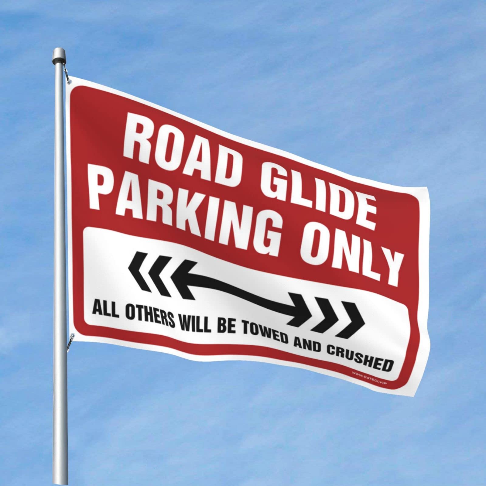 Drapeau Road Glide Parking pour briser la monotonie d'un mur de bar extérieur vide