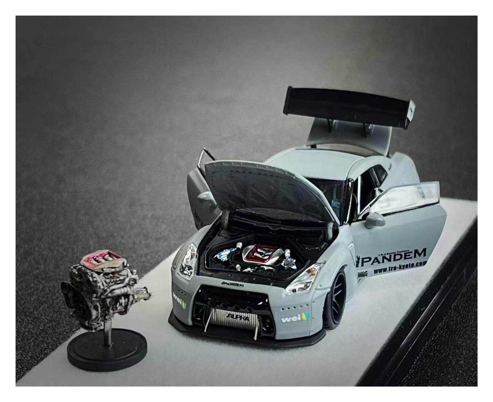 Metallo Scala Replica 1 64 Per La Collezione Di Modelli Auto In Lega Nissan GTR R35 Rocket Bunny Wide Body Combat Gray Hobby Veicoli Giochi Set