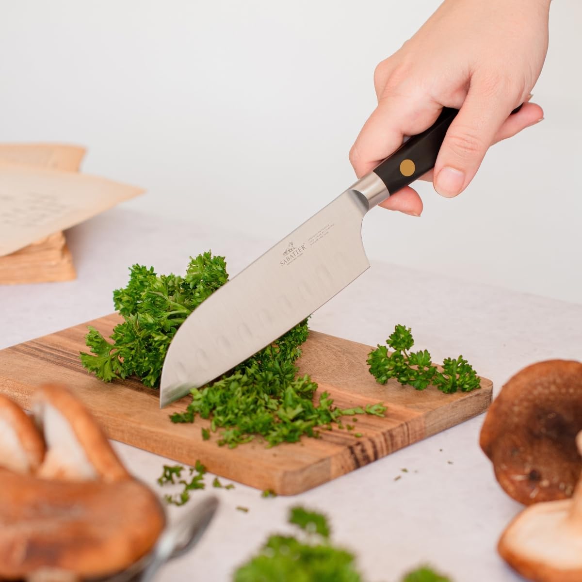 Sabatier LION Couteau Japonais Mini Santoku IDEAL 13 cm - Lame Alvéolée en Acier Forgé Haute Résistance : Découpe Légumes, Viandes et Poissons - Manche Noir en POM - Fabriqué à Thiers - 179g - Acier