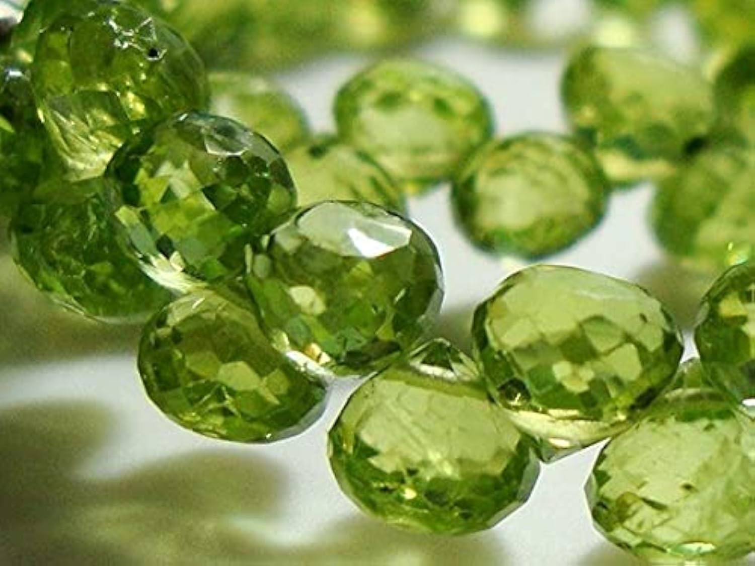 Péridot vert pomme en briolette oignon pour créer vos bijoux d'été personnalisés