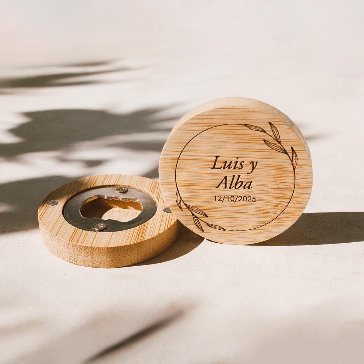 Abridor Personalizado Boda de Madera – Pack de 50 Abrebotellas Magnéticos para Invitados – Detalle Original y Recuerdo de Boda Personalizado
