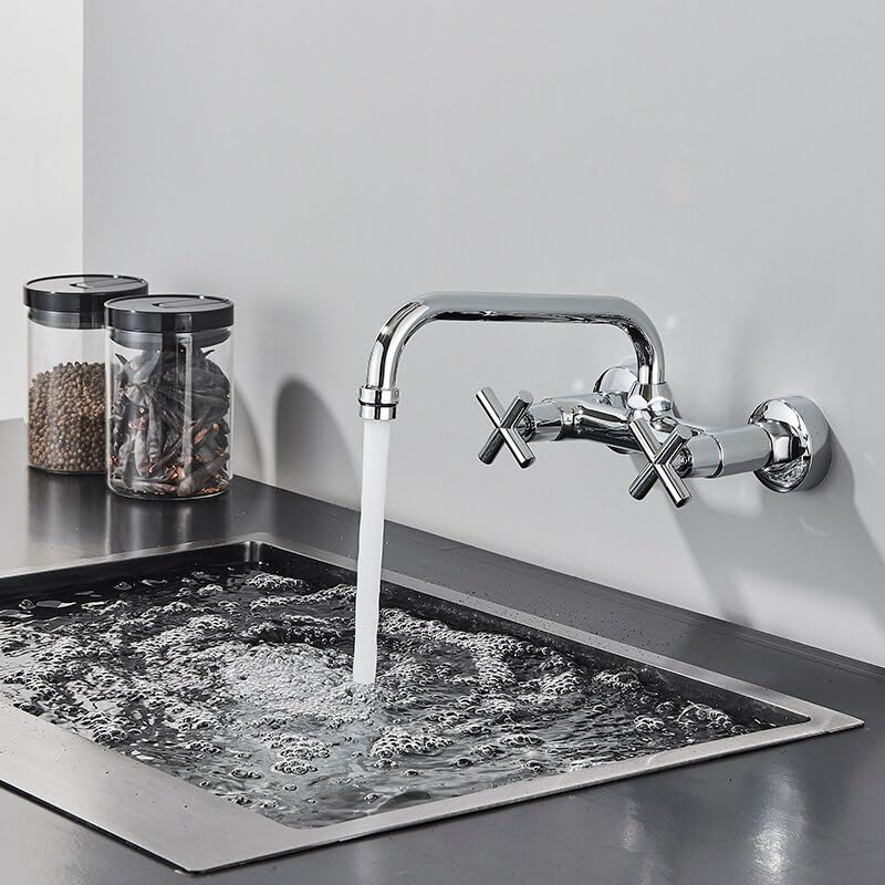 Robinet d'évier de cuisine chromé au fini miroir et long bec au design architectural