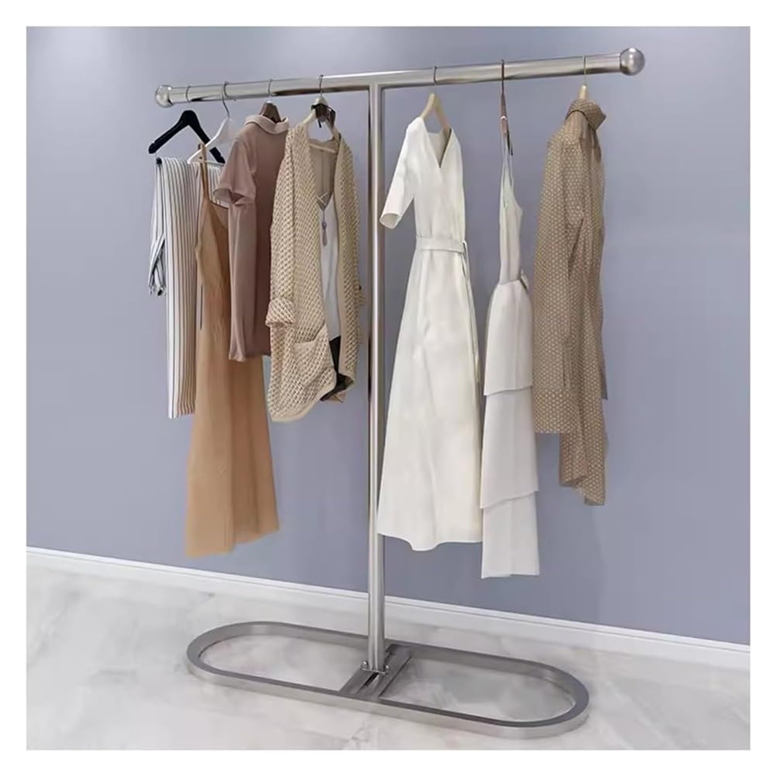 Support à vêtements sur pied en métal argenté au design minimaliste
