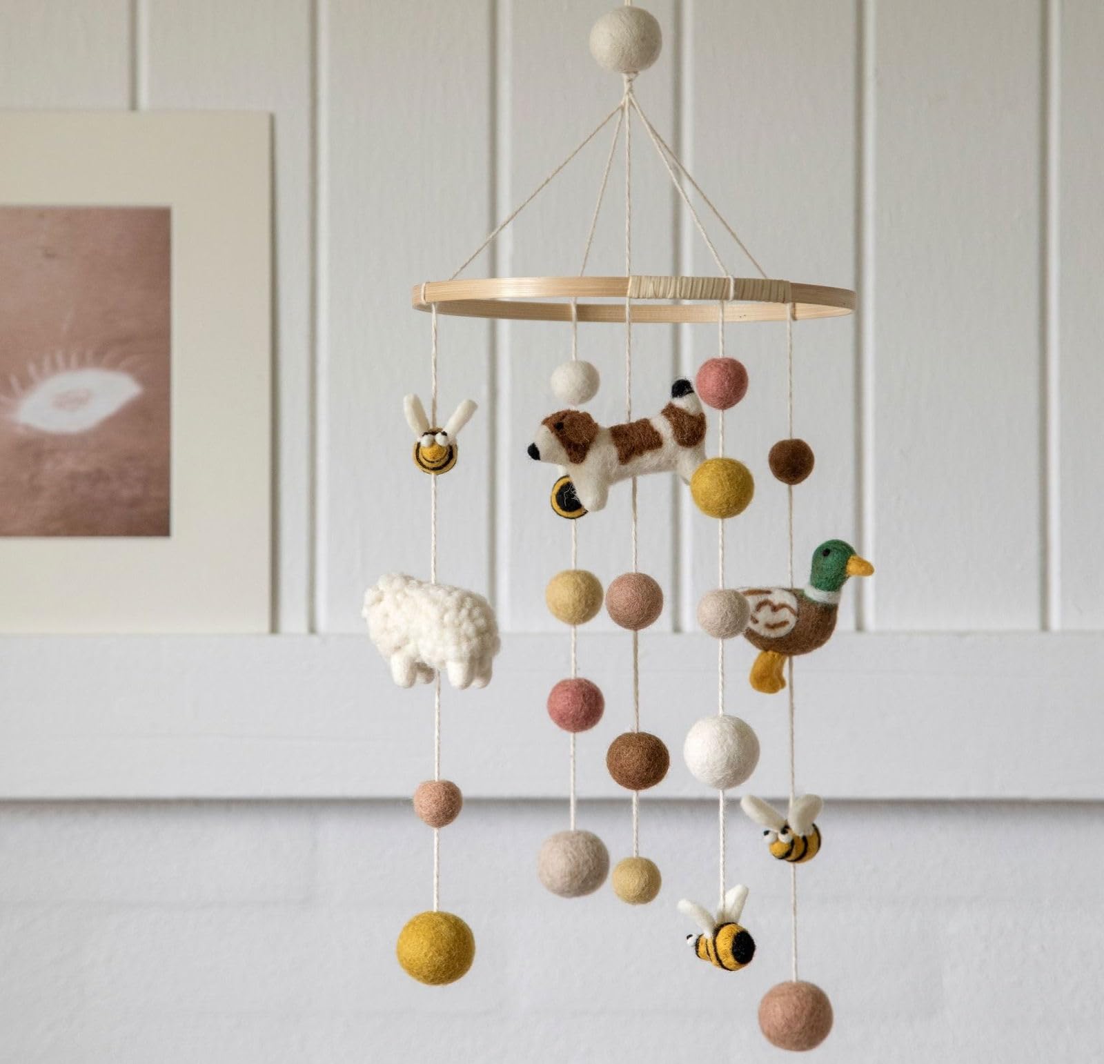 Handgemacht & Fairtrade-zertifiziert | Gry & Sif | Stilvolles dänisches Design x Nepali Kunsthandwerker | Mobile Baby mit gehöften Tieren aus Filz für das Babybett Laufstall Wickeltisch Babyzimmer